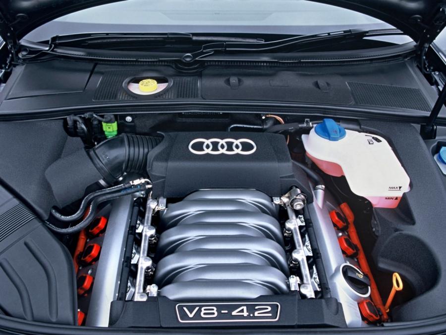 Моторный отсек Audi S6 Sedan (4F, C6) 2006 года  (UK) (фото 2 из 7)